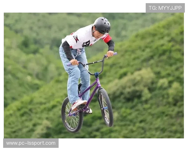 合肥青少年锦标赛BMX项目小选手雨中完成技术动作