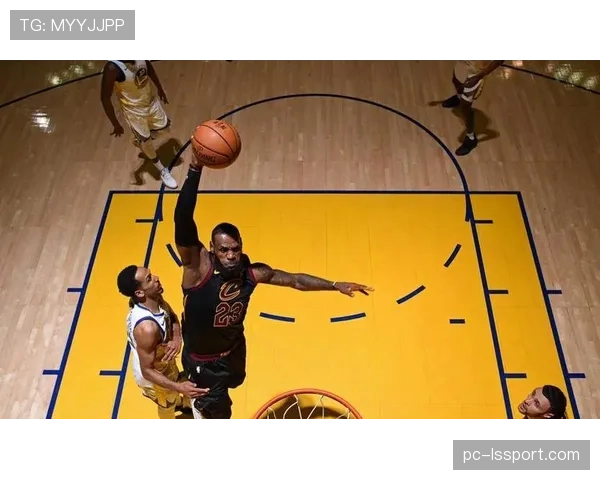 特写：斯玛特飞身扑抢地板球造成争球，随后捶地怒吼鼓舞球队士气